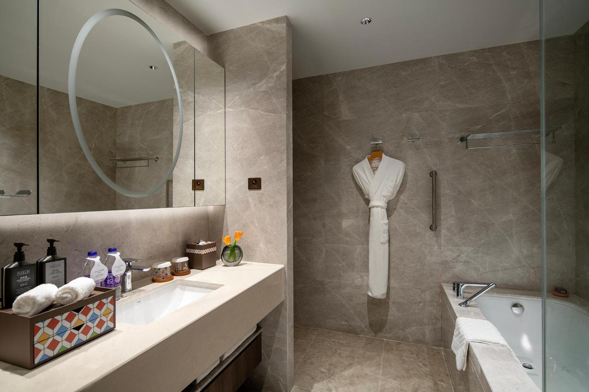 Yuexiu Hotel Guangzhou, Curio Collection By Hilton Exterior foto